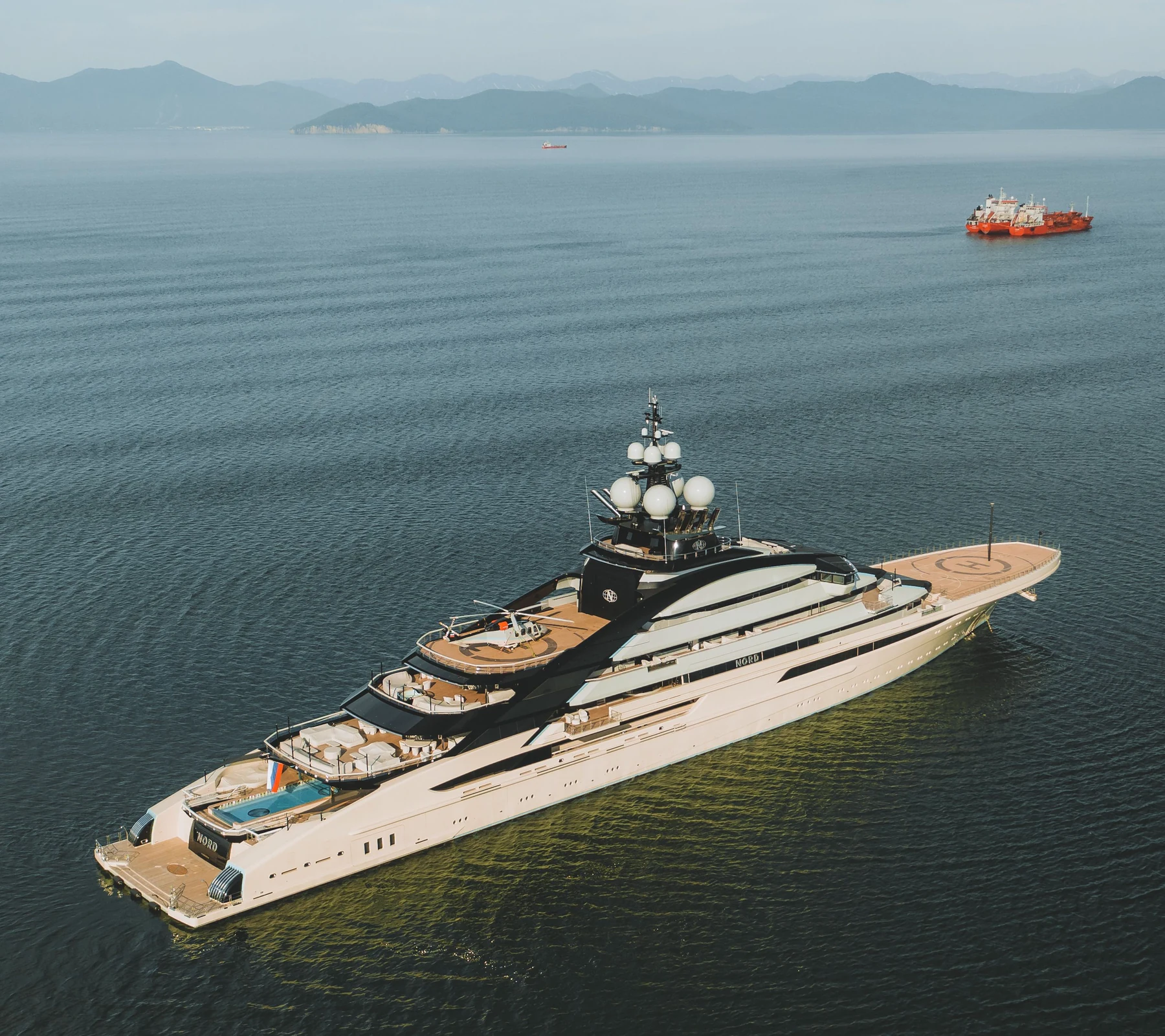 Mega yacht di lusso in navigazione, fotografia illustrativa
